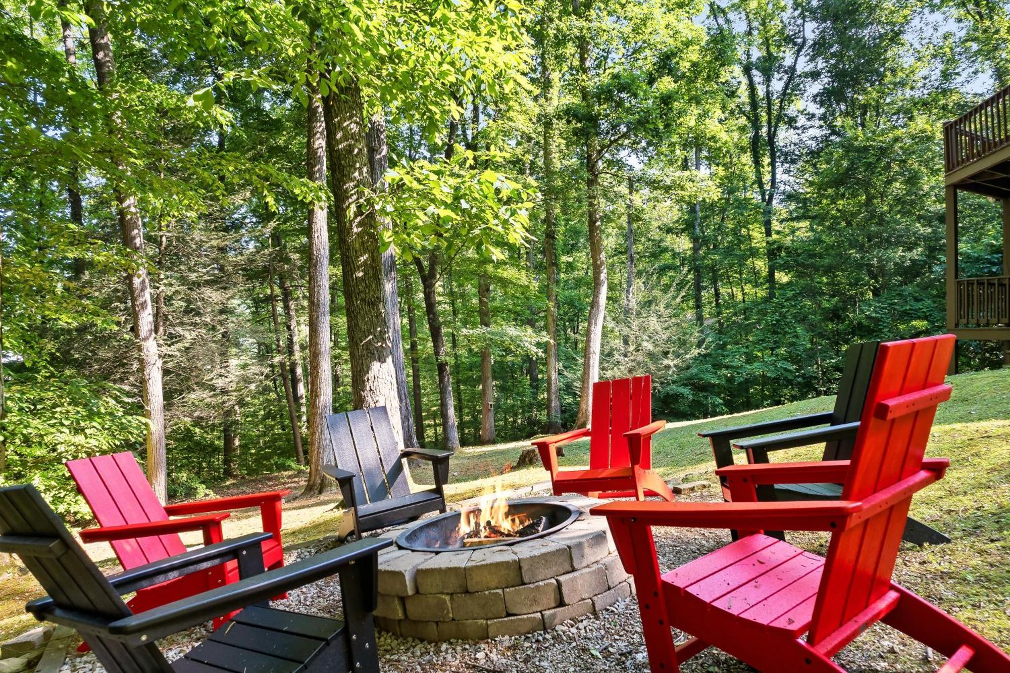 Peaceful Family Cabin With Hot Tub, Game Room, & More! Sevierville Exterior photo