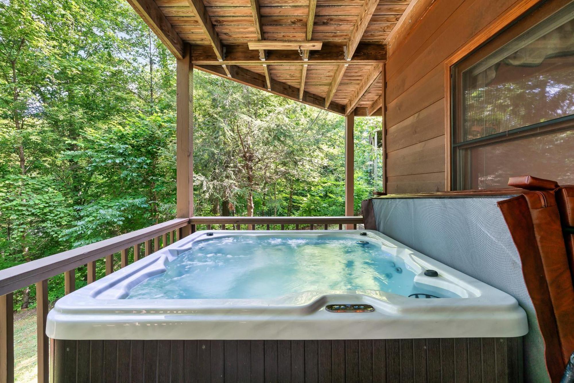 Peaceful Family Cabin With Hot Tub, Game Room, & More! Sevierville Exterior photo