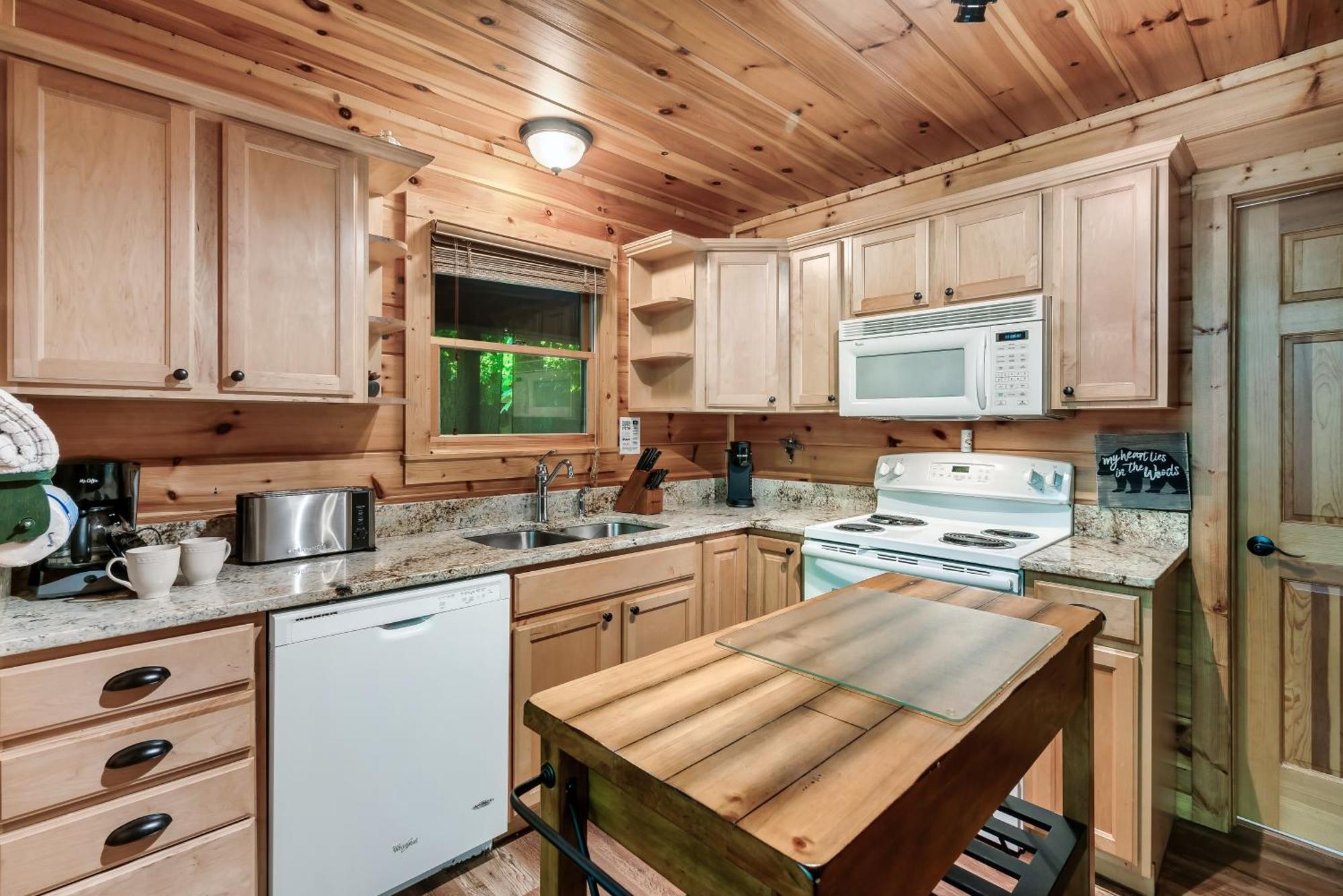 Peaceful Family Cabin With Hot Tub, Game Room, & More! Sevierville Exterior photo